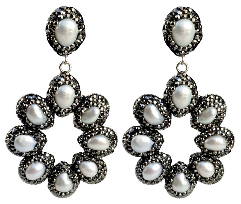 Grote zoetwater parel oorbellen met witte parels en stras steentjes in bloem motief | Bright Pearl Flower