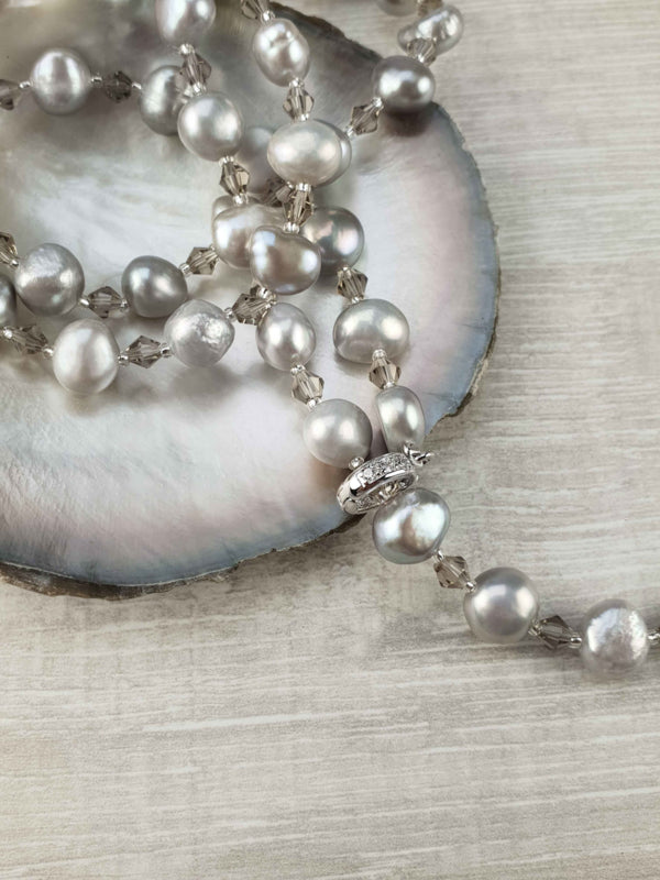 Detail van verstelbare zoetwater parelketting met grijze parels | Adjustable Pearl Grey