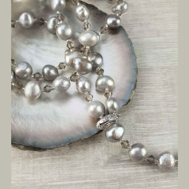 Detail van verstelbare zoetwater parelketting met grijze parels | Adjustable Pearl Grey