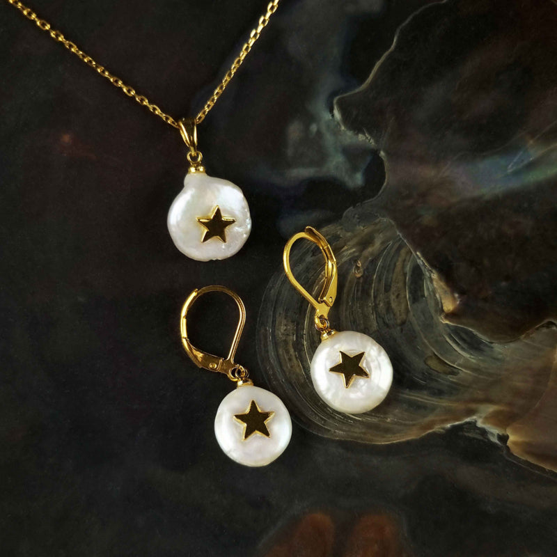Zoetwater parel set bestaande uit een parelketting en parel oorbellen met goud edelstaal en hanger met ster liggend in een schelp