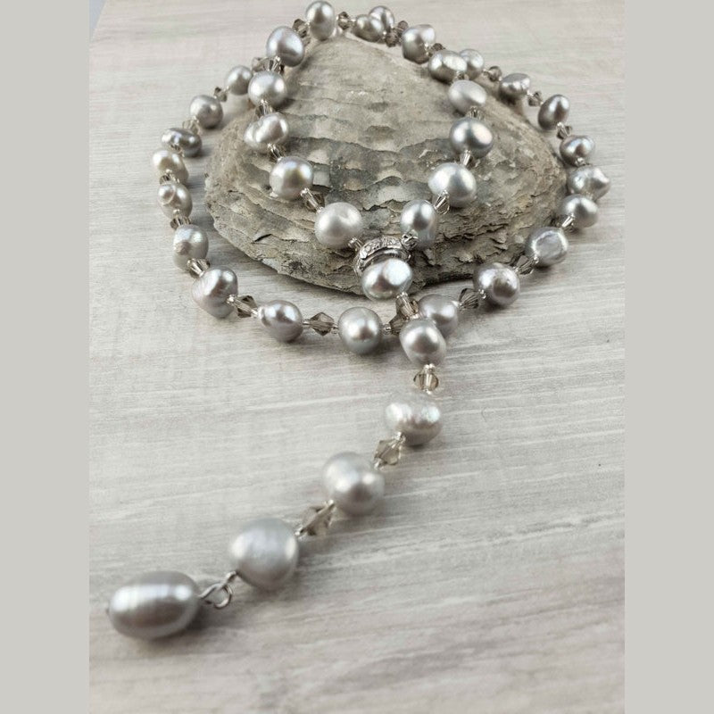 Verstelbare zoetwater parelketting met grijze parels liggend op schelp | Adjustable Pearl Grey