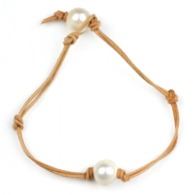 Wit zoetwater parel armband met bruin leer | Joanna