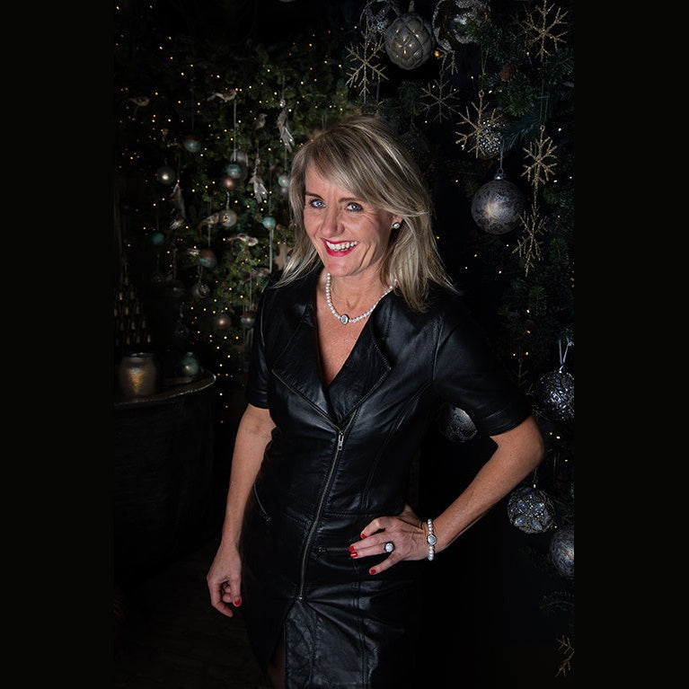 Zoetwater parel oorknopjes met witte parels, stras steentjes en sterling zilver (925) op model | Bright Pearl Small