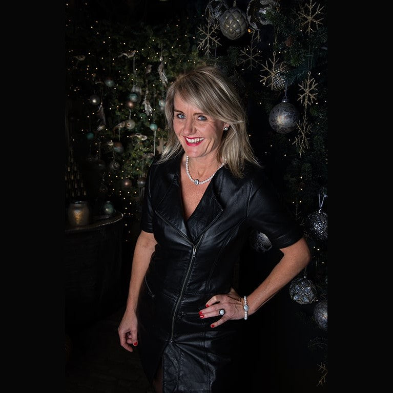 Model met witte zoetwater parel ring met zwarte stras steentjes | Bright Pearl Big