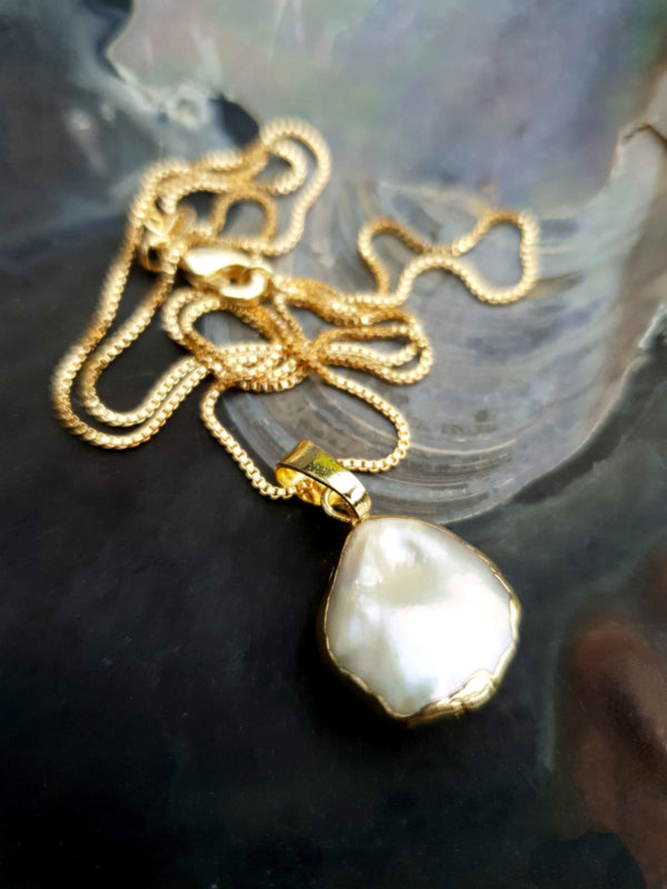 Zoetwater parelketting met witte parel hanger liggend in schelp | One Gold Coin Pearl Chain
