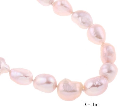 Detail van roze zoetwater parelketting met maataanduiding