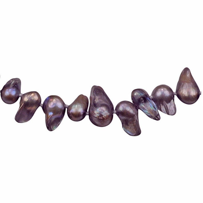 Detail van handgeknoopte zoetwater parelketting met taupe kleurige parels en sterling zilver (925) | Pearl Blister Taupe