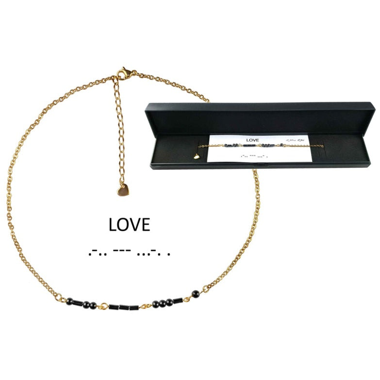Zwarte edelstenen ketting met goud edelstaal en hematiet stenen die het woord LOVE in morse code weer geeft in mooi sieradendoosje | Morse Code Love Black Hematite Gold