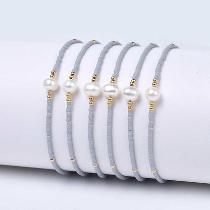 Wit zoetwater parel armbandje met grijze kraaltjes op een rij | Mini Pearl one Grey Color