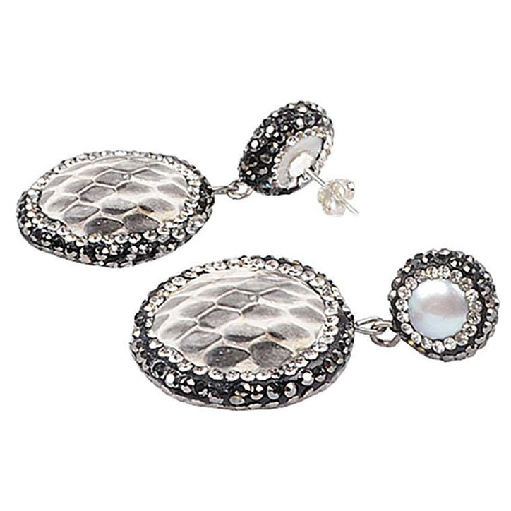 Witte zoetwater parel oorbellen met stras steentjes en leer, achter en zijkant | Bright Pearl Snake Leather