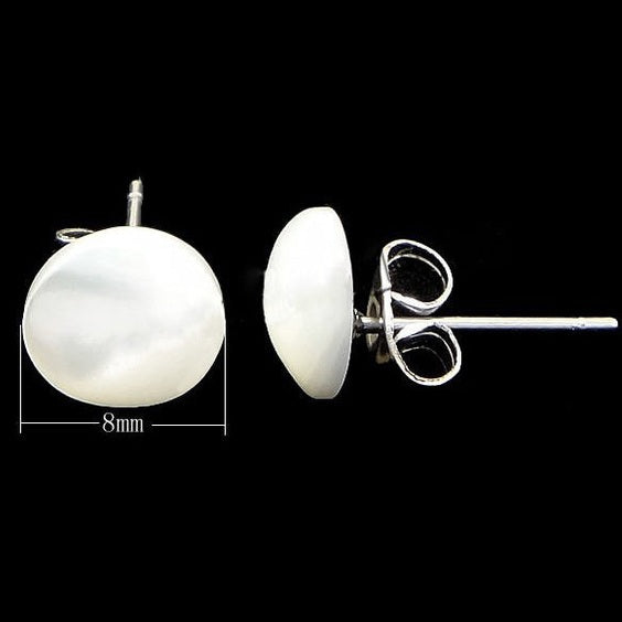 Witte parelmoeren oorknopjes met edelstaal met maatindicatie | Little White Shell Round