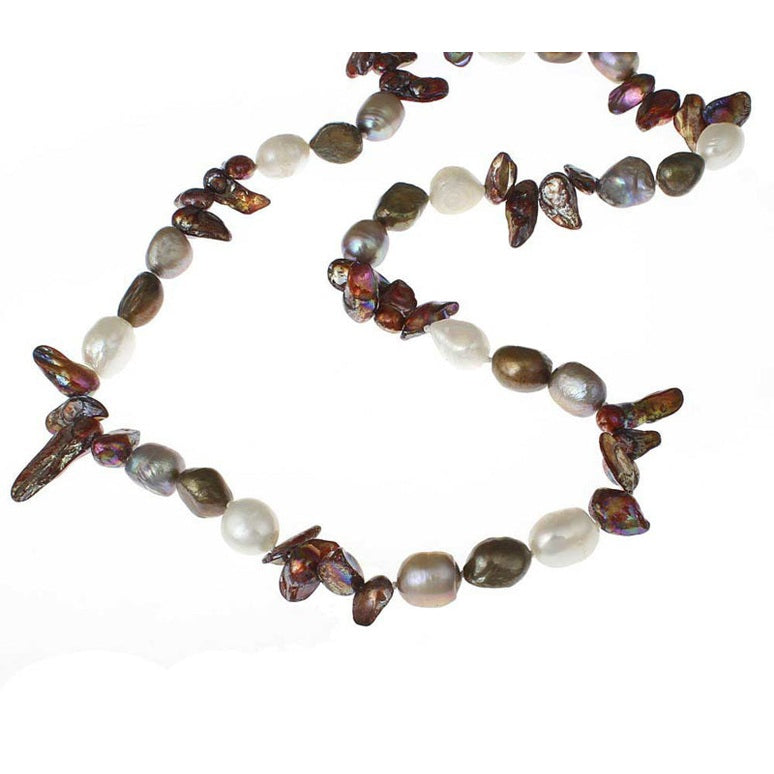 Detail van lange handgeknoopte parelketting met gekleurde parels | Lynn