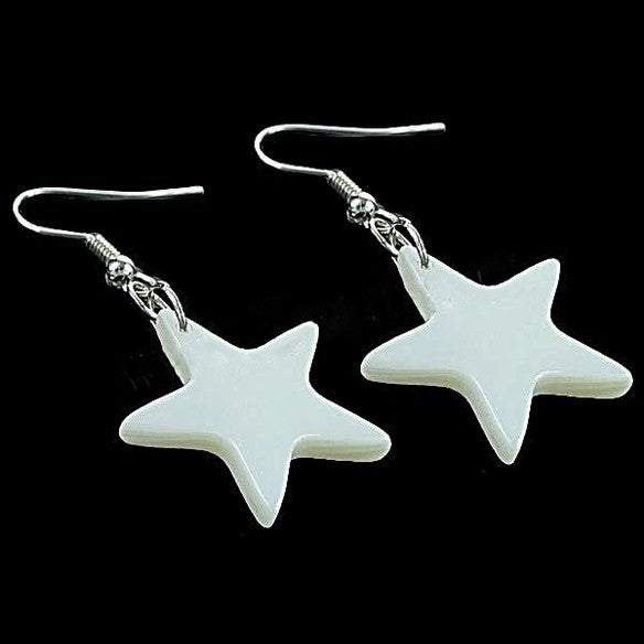 Witte parelmoeren oorbellen in de vorm van een grote ster en sterling zilver 925 liggend | Big White Shell Star