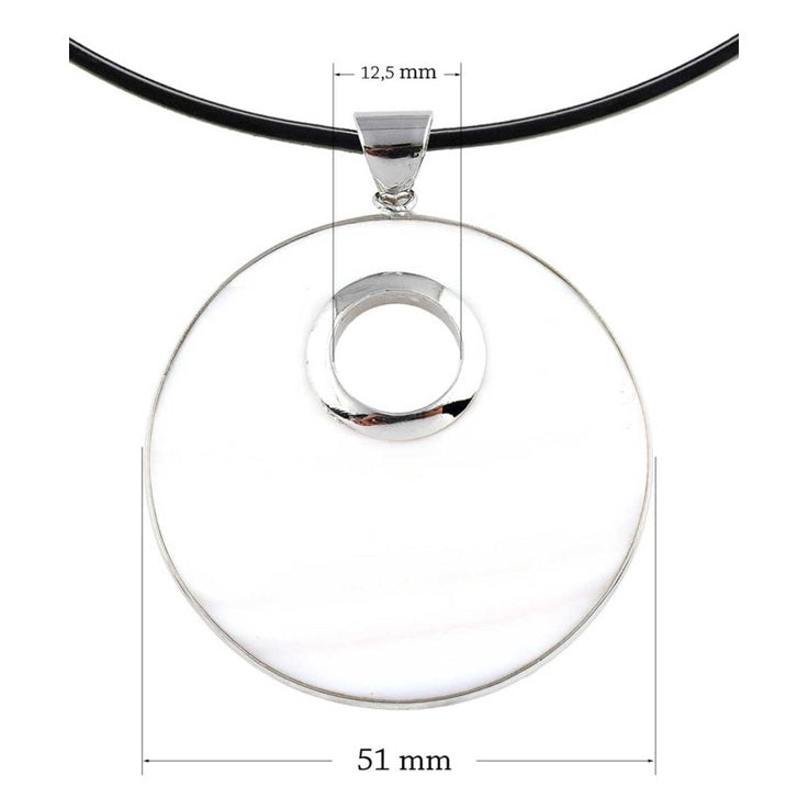 Detail van parelmoeren choker ketting met witte parelmoeren hanger met maatindicatie | Donut Round White Shell