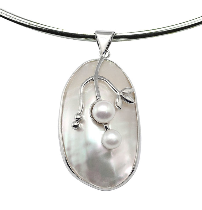 Detail van korte zoetwater parel ketting met witte parels en parelmoeren witte schelp | Shell Pearl Grape Small