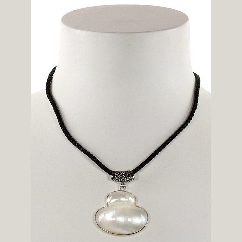 Witte parelmoeren schelpen ketting op buste | Kalabash