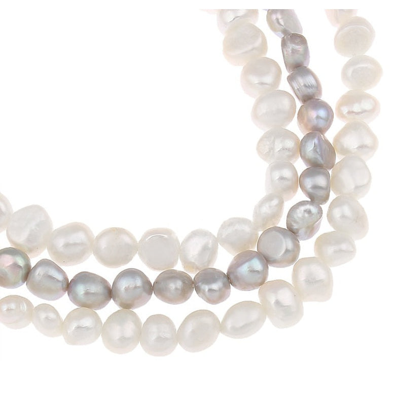 Detail van zoetwater parelketting met witte en grijze parels in 3 rijen | Three Double Pearl White Grey