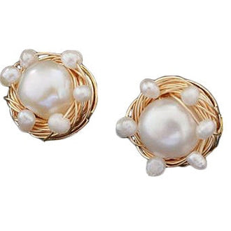 Grote zoetwater parel oorknoppen met witte parels en gouddraad liggend | Gwyneth Stud