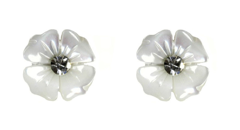 Witte parelmoeren oorbellen in bloem vorm met edelstaal en stras steentje, oorknopjes, vooraanzicht | Flower Bling