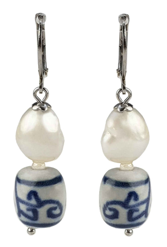 Zoetwater parel oorbellen met witte parels, Delfts blauw ornament en edelstaal, vooraanzicht | Hollands Glorie Spiral White