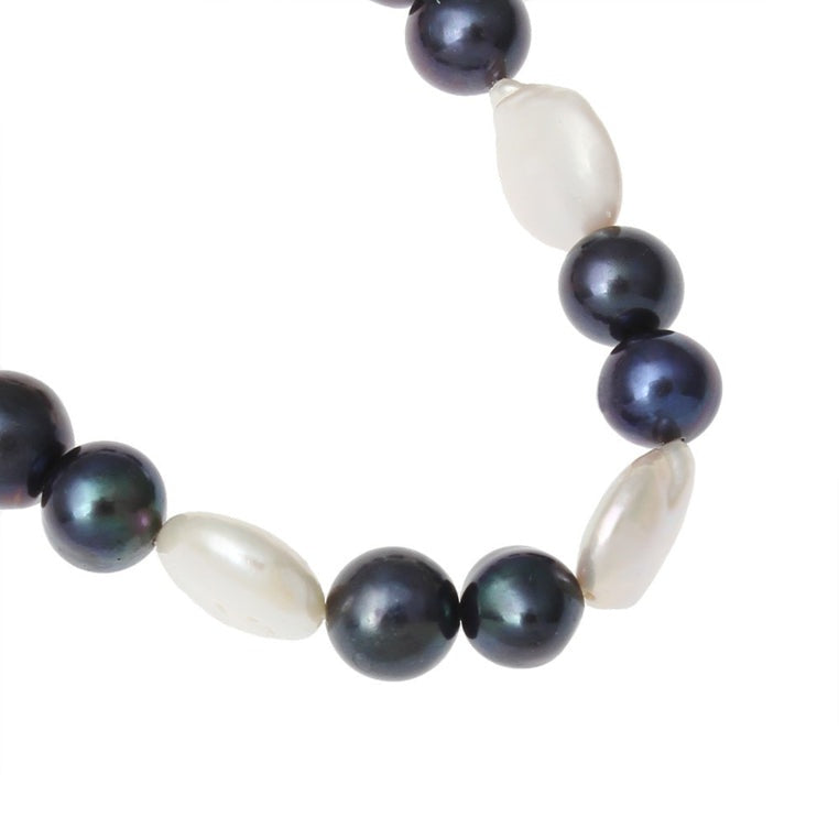 Detail van zoetwater parel armband met witte en blauw zwarte parels, elastisch | White Coin Dark Pearl