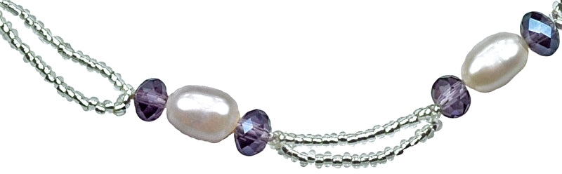 Detail van zoetwater parelketting met witte parels, paarse glaskristallen en magneetslotje | Pacio