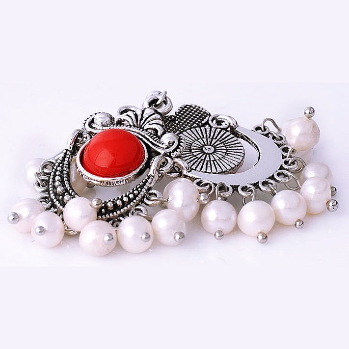 Witte zoetwater parel oorbellen met sterling zilveren oorbelhaakjes liggend | Pearl Retro Red