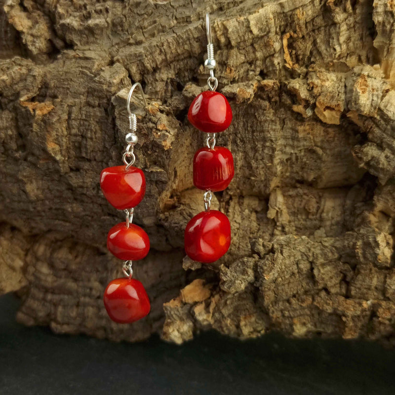 Lange rood koralen oorbellen met sterling zilver (925) hangend aan schors | Long Red Big Coral