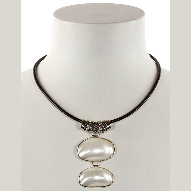 Witte parelmoeren schelpen ketting met donker bruin leer op buste | Double Shell