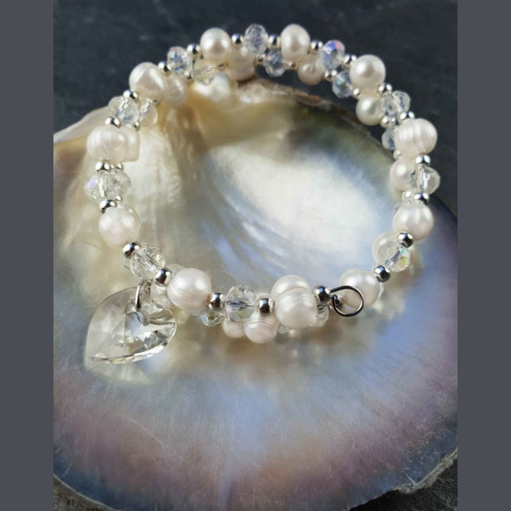 Wit zoetwater parel wikkel armband met kristallen hartje liggend in schelp | Wrap Pearl Crystal Heart