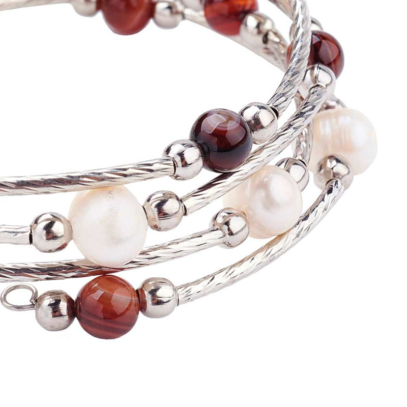 Detail van wit zoetwater parel wikkelarmband met bruine agaat | Wrap Pearl Brown Striped Agate