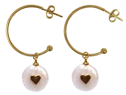 Grote zoetwater parel oorringen met witte parels met hartjes en goud edelstaal | Golden Hope 25 mm Love Pearl