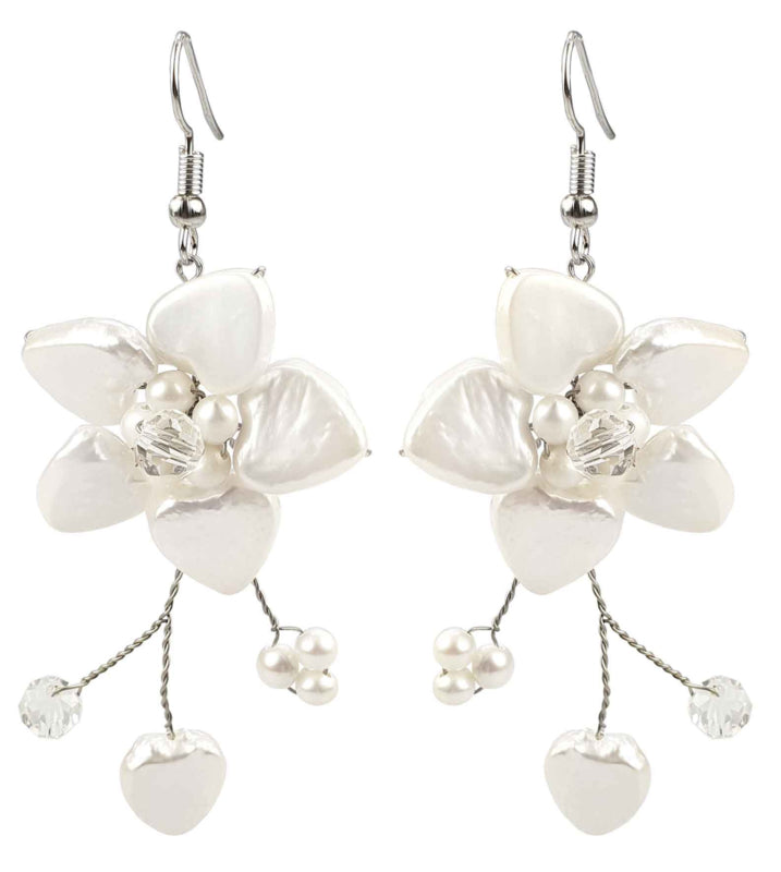 Lange zoetwater parel oorbellen met witte parels in bloem motief en sterling zilver (925) | Long White Flower Pearl