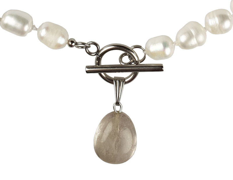 Detail van handgeknoopte zoetwater parelketting met witte parels, zilver edelstaal en rook kwarts hanger | Toggle Pearl Smokey Quartz
