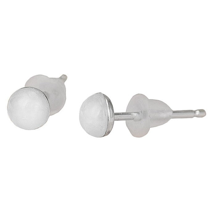 Witte edelstenen oorknopjes met maansteen en sterling zilver (925) voor en zijaanzicht | Dome Moonstone Silver