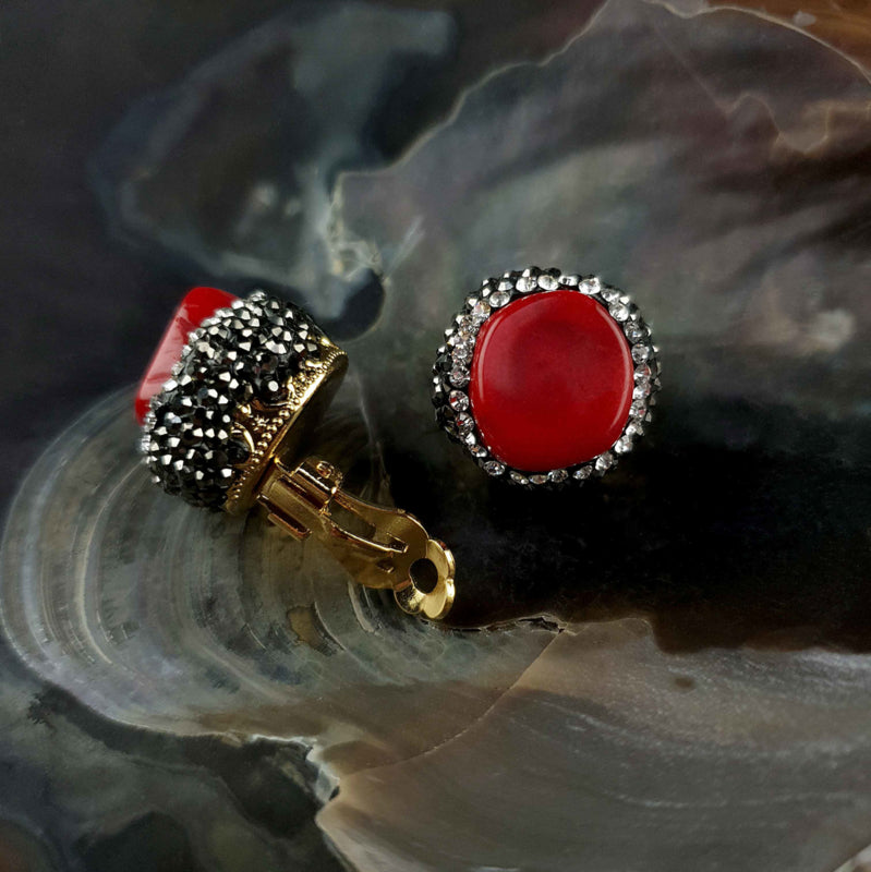 Koralen clips oorbellen met rood koraal en stras steentjes liggend in schelp voor en zijaanzicht | Bright Coral Clips