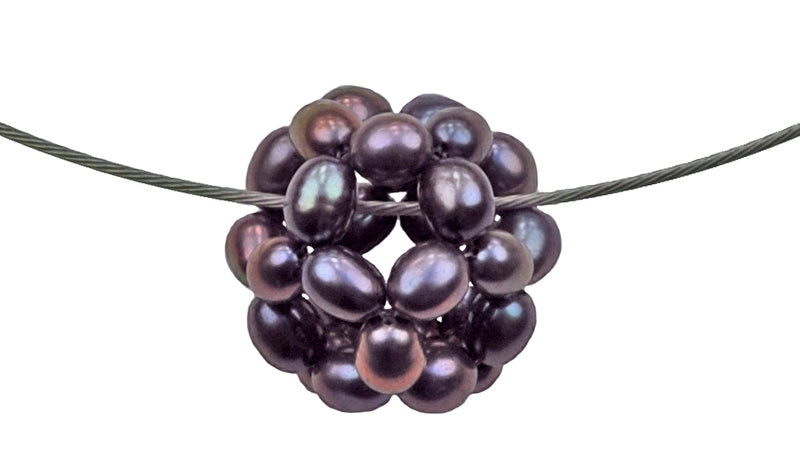 Zoetwater parelketting met paars blauwe parels in bol hangend aan spang | Black Ball