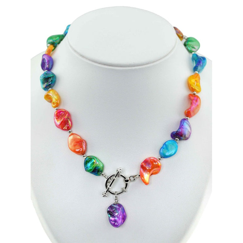 Vrolijk gekleurde parelmoeren schelpen ketting met hanger op buste | Shell AB Color