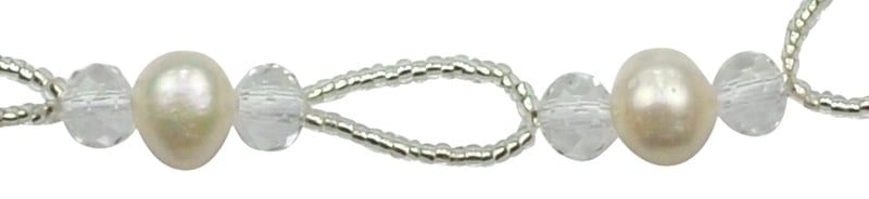 Detail van zoetwater parelketting met witte parels, facet geslepen glaskralen en magneetslotje | Wicio