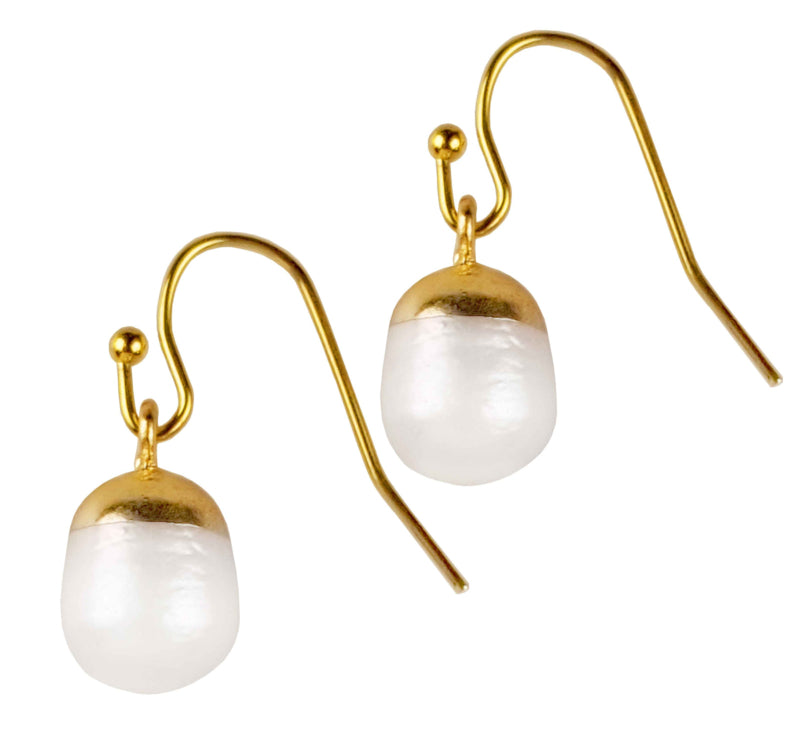 Witte zoetwater parel oorbellen met goud edelstaal en parel hanger zijaanzicht | Gold Dip White Pearl