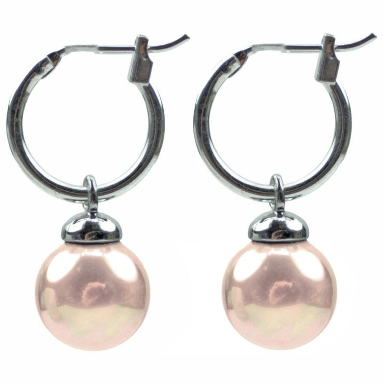 Licht zalm kleurige parel oorbellen aan oorringen, zijaanzicht | Little Hope Light Powder