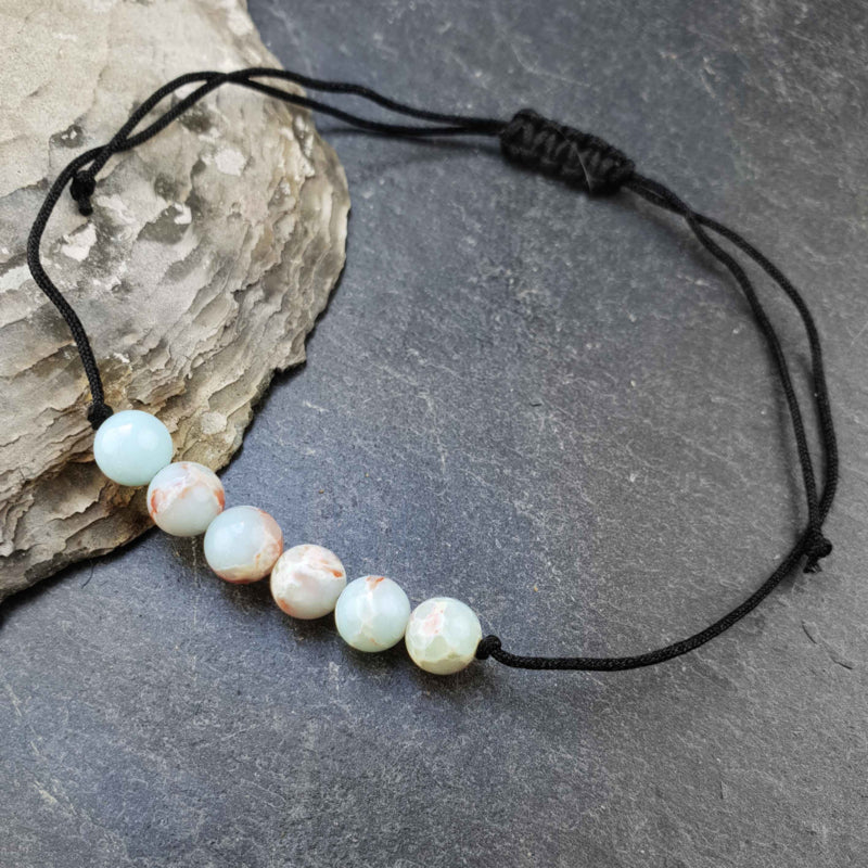 Edelstenen schuif armband met edelsteen Shoushan liggend op leisteen | Shoushan Asjustable