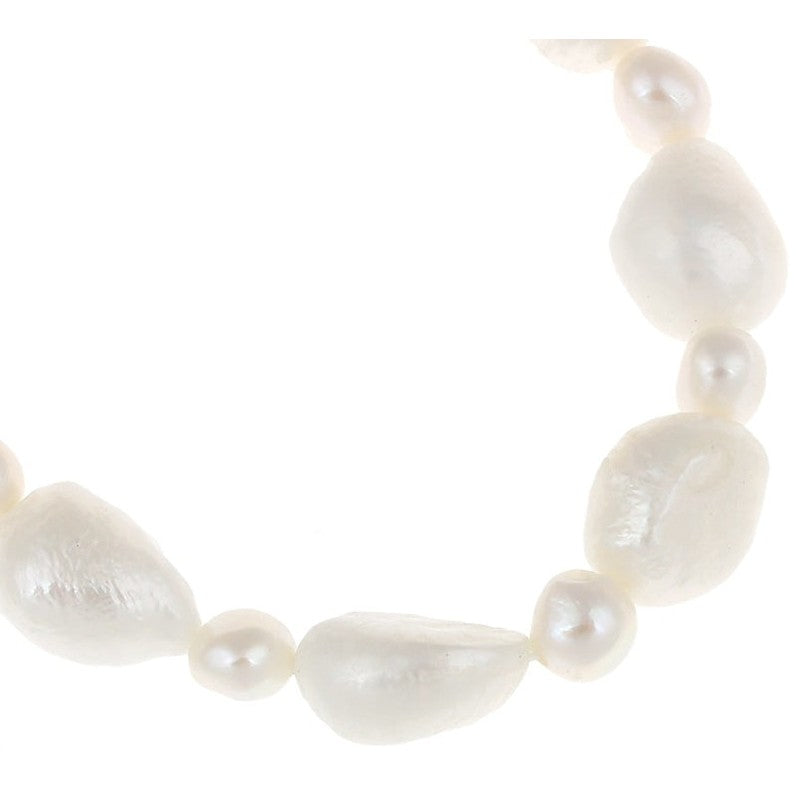 Detail van wit zoetwater parel armband met barok parels, elastisch | Big and Small