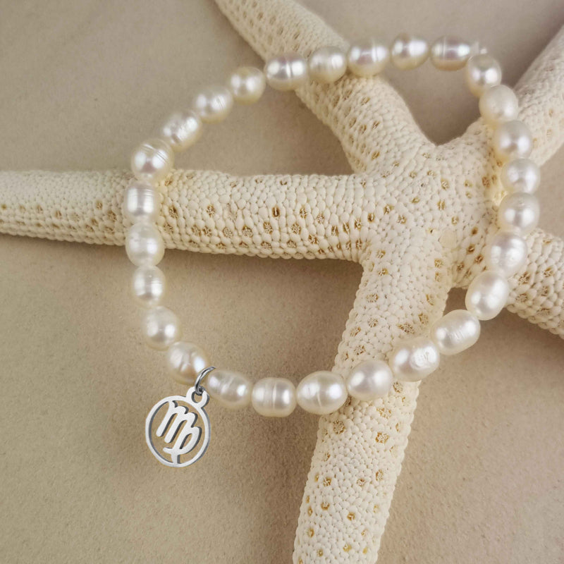 Wit zoetwater parel armband met zilveren symbool van sterrenbeeld Maagd liggend op zeester | Zilveren Sterrenbeeld Maagd
