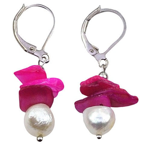 Witte zoetwater parel oorbellen met pink gekleurde stukjes schelp en edelstaal | Candy