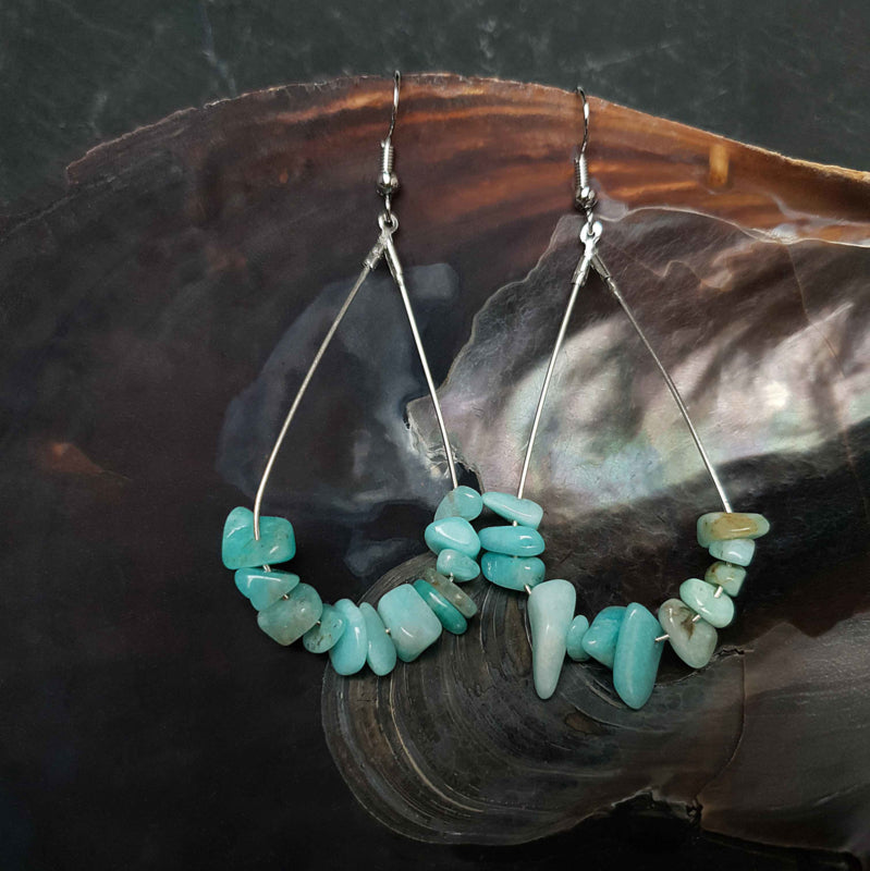 Lange edelstenen oorbellen met groen blauwe amazoniet en sterling zilver (925) liggend in schelp vooraanzicht  | Amazonite Chip Teardrop