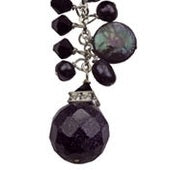 Detail van zoetwater parelketting met paars bruine parels en donker blauwe edelsteen goudvuur | Margie