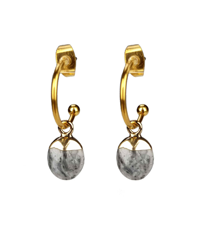 Grijze edelstenen oorringen met agaat en goud edelstaal vooraanzicht| Golden Hope 15 mm Network Agate