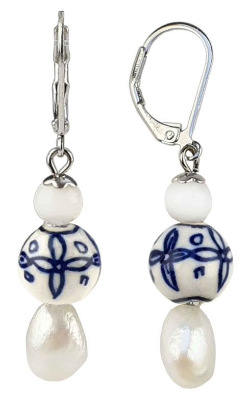 Zoetwater parel oorbellen met witte parels, parelmoer, Delfts blauwe ornament en edelstaal | Hollands Glorie Bedeltje