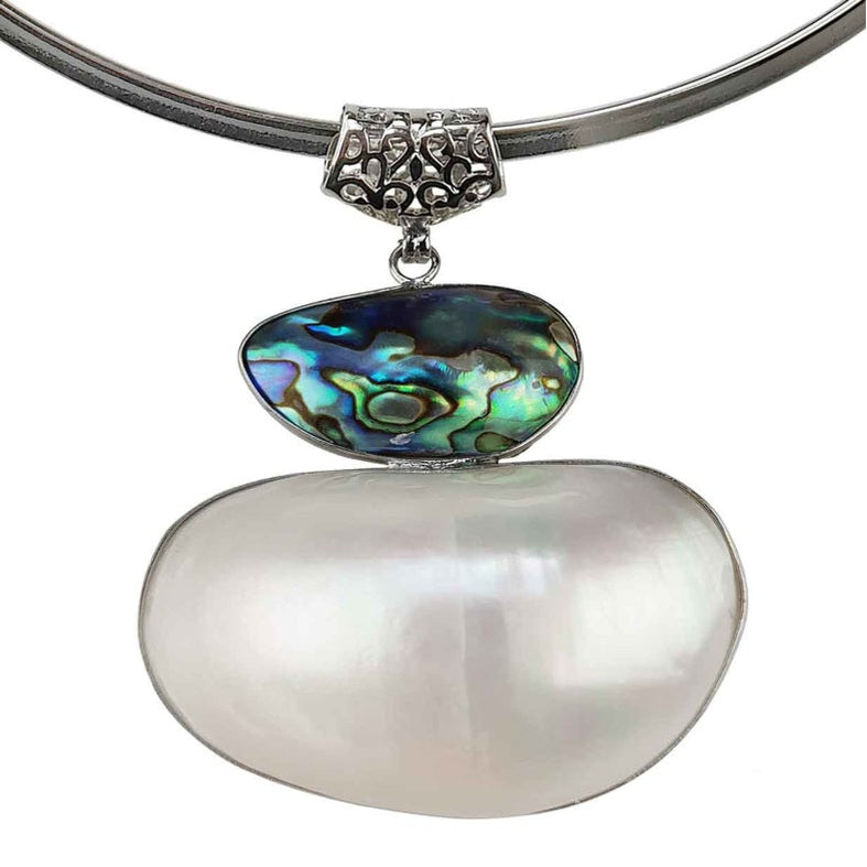 Witte parelmoeren ketting met abaloon hanger aan zilveren spang | White Shell Green Abalone